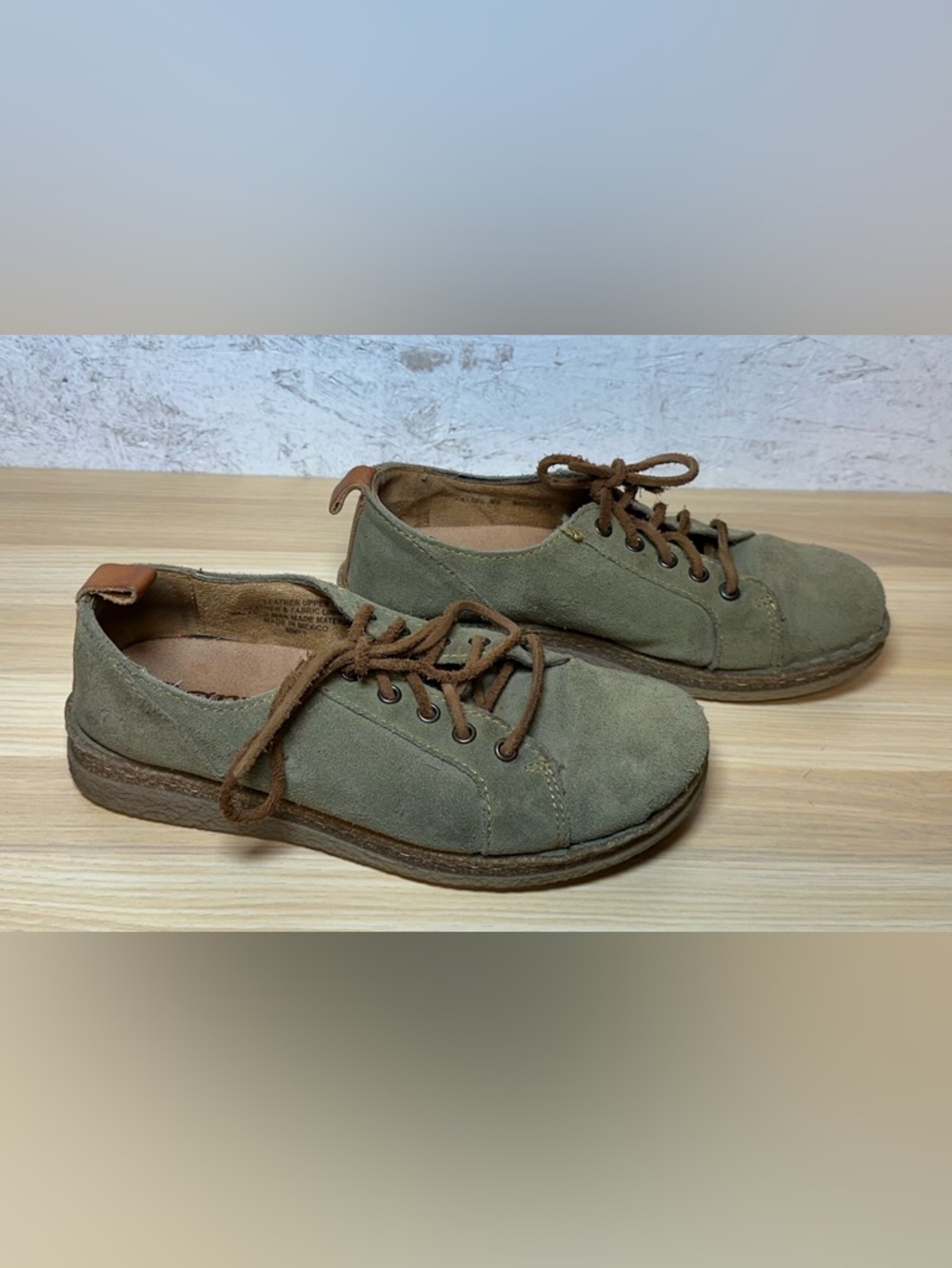 BORN Woman’s Olive Leather Lace-Up Shoes with Brown leather accents. Sz 7.5